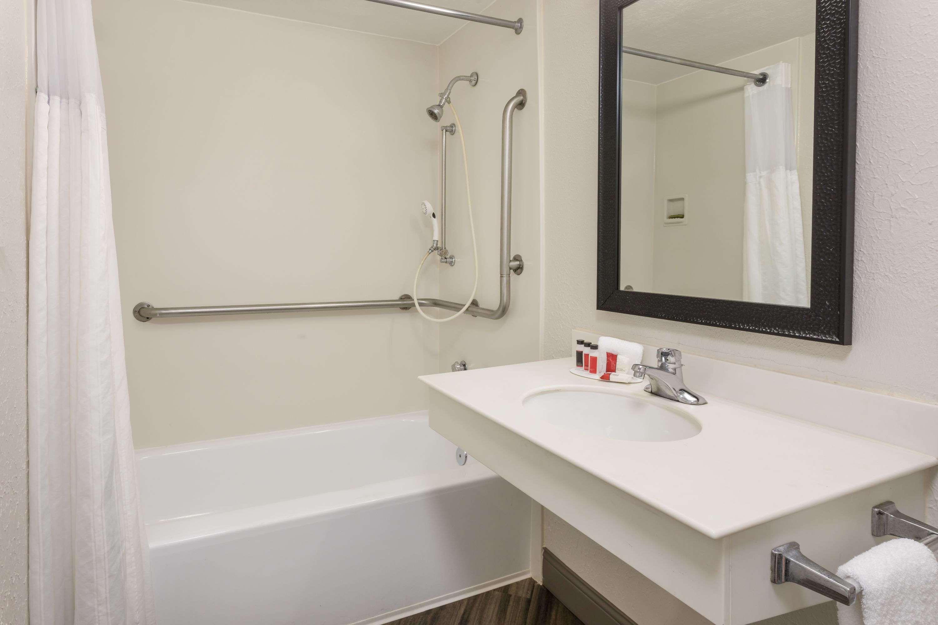 Baymont By Wyndham Greenville Woodruff Rd Buitenkant foto